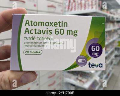 Atomoxetin Actavis Box des Medikaments mit Atomoxetin Wirkstoff von Mylan, verwendet zur Behandlung von ADHS, Aufmerksamkeitsdefizit Hyperaktivitätsstörung, Stockfoto