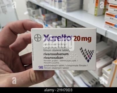 XARELTO Schachtel mit RIVAROXABAN Wirkstoff von BAYER zur Vorbeugung und Behandlung von Blutgerinnseln und Schlaganfällen. Stockfoto