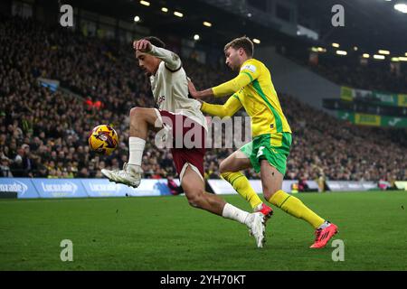 Haydon Roberts von Bristol City kämpft um den Ball gegen Jack Stacey von Norwich City während des Sky Bet Championship-Spiels in der Carrow Road, Norwich. Bilddatum: Samstag, 9. November 2024. Stockfoto