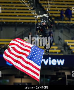 Pittsburgh, Pennsylvania, USA. November 2024. Die Golden Knights der US Army fliegen mit dem Fallschirm in das Stadion, bevor das NCAA-Fußballspiel zwischen den Pitt Panthers und den Virginia Cavaliers im Acrisure Stadium in Pittsburgh (Pennsylvania) stattfindet. Brent Gudenschwager/CSM/Alamy Live News Stockfoto