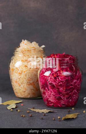 Hausgemachtes Sauerkraut mit Karotte und Rote Beete in Glasgläsern auf grauem Tisch. Fermentierte Lebensmittel Stockfoto