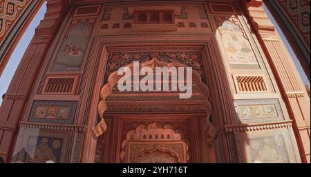 Jaipur, Rajasthan, Indien. Patrika Gate am Jawahar Circle. Innen, viele bunte Ornamente an alten Wänden. Old Pink City Stockfoto