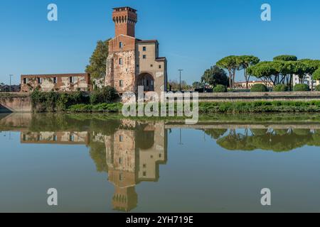 Die antike Zitadelle von Pisa, Italien, spiegelt sich im Wasser des Flusses Arno Stockfoto