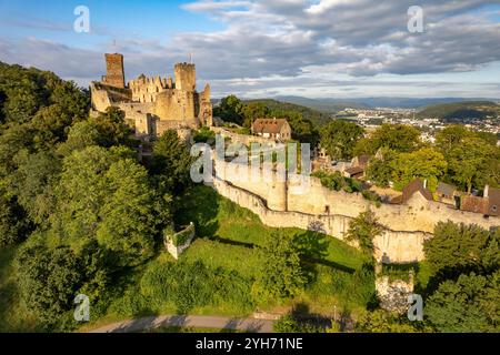 Die Ruine der Burg Rötteln aus der Luft gesehen, Lörrach, Baden-Württemberg, Deutschland | Luftansicht auf die Ruine der Burg Rötteln, Lörrach, Baden-Württe Stockfoto