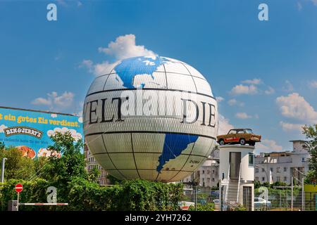 Berlin, Deutschland - 14. Juli 2010 : Air Service Berlin - Weltballon am Boden festgebunden. Berlin Hi-Flyer Ballon für Flugreisen über Berlin. Stockfoto