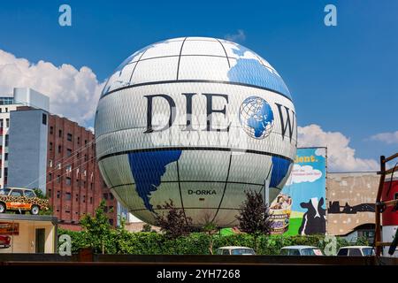 Berlin, Deutschland - 14. Juli 2010 : Berlin Hi-Flyer 'die Welt' am Boden festgebunden. Der Heliumballon steigt auf 150 Meter, um aus der Vogelperspektive zu sehen. Stockfoto