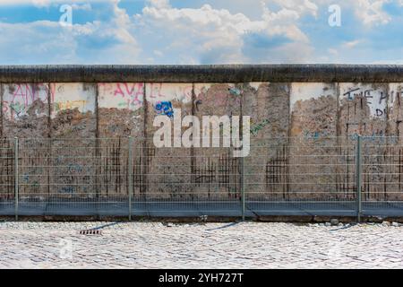 Berlin, Deutschland - 14. Juli 2010 : Berliner Mauer mit Graffiti auf der Südseite der Stadt. Überreste der umliegenden Mauer, gebaut von den sowjets, kalter Krieg. Stockfoto