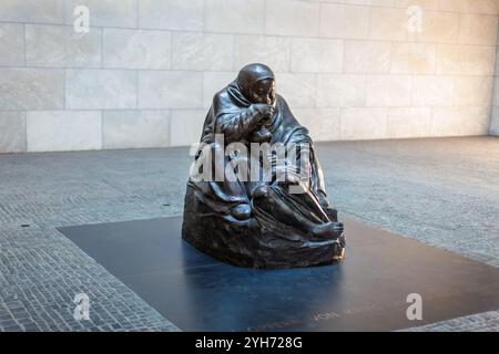 Berlin - 14. Juli 2010 : Skulptur 'Mutter mit ihrem toten Sohn' im Gebäude der Neuen Wache. Nachbildung der Skulptur des Künstlers Kathe Kollwitz. Stockfoto