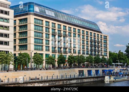 Berlin, Deutschland - 14. Juli 2010 : Berlin Wassertaxi vor dem Radisson Collection Hotel. Wassertransport auf der Spree in der Nähe des Berliner Stadtzentrums. Stockfoto