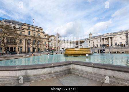 London, Großbritannien - 27. März 2024: Brunnen auf dem Trafalgar Square mit National Gallery und Canada House im Hintergrund in London, Großbritannien. Stockfoto