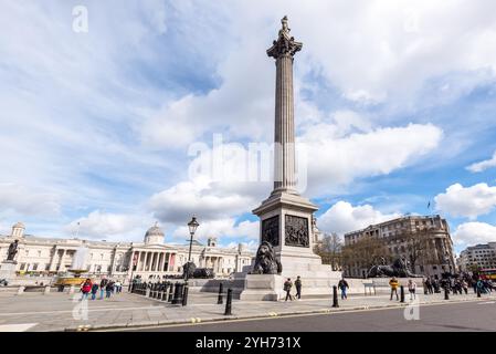 London, Großbritannien - 27. März 2024: Menschen und Touristen auf dem Trafalgar Square in London, Großbritannien. Der Name des Platzes erinnert an die Schlacht von Trafalgar in Napole Stockfoto