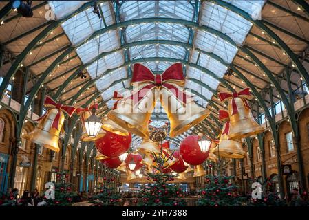 London, Großbritannien. November 2024. Weihnachtlich dekorierte Decke im Covent Garden in London. Weltberühmte Weihnachtslichter und -Dekorationen stehen für Weihnachtseinkäufer und Touristen in ganz London bereit. Quelle: SOPA Images Limited/Alamy Live News Stockfoto