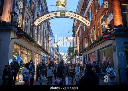 London, Großbritannien. November 2024. Weihnachtsbeleuchtung in der Carnaby Street in London. Weltberühmte Weihnachtslichter und -Dekorationen stehen für Weihnachtseinkäufer und Touristen in ganz London bereit. Quelle: SOPA Images Limited/Alamy Live News Stockfoto