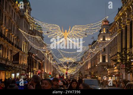London, Großbritannien. November 2024. Weihnachtsbeleuchtung in der Regent Street in London. Weltberühmte Weihnachtslichter und -Dekorationen stehen für Weihnachtseinkäufer und Touristen in ganz London bereit. Quelle: SOPA Images Limited/Alamy Live News Stockfoto