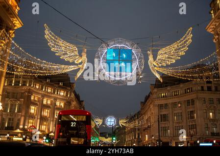 London, Großbritannien. November 2024. Weihnachtsbeleuchtung in der Regent Street in London. Weltberühmte Weihnachtslichter und -Dekorationen stehen für Weihnachtseinkäufer und Touristen in ganz London bereit. Quelle: SOPA Images Limited/Alamy Live News Stockfoto