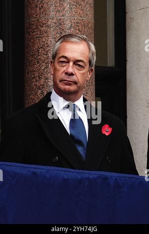 Nigel Farage, Vorsitzender der Reform UK, auf einem Balkon im Foreign, Commonwealth and Development Office (FCDO) in Whitehall vor der Gedenkfeier im Cenotaph in London. Bilddatum: Sonntag, 10. November 2024. Stockfoto