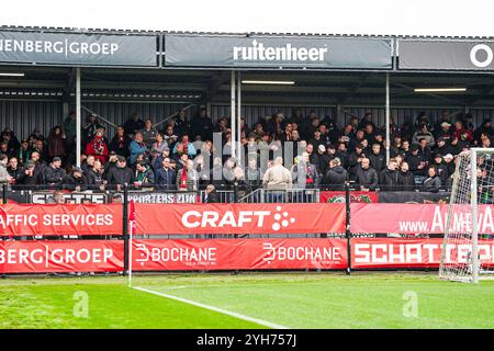 Almere, Niederlande. November 2024. Almere - Fans von Feyenoord während der zwölften Runde der Eredivisie Saison 2024/2025. Das Spiel findet am 10. November 2024 im Yanmar Stadion in Almere, Niederlande, statt. Credit: Box to Box Pictures/Alamy Live News Stockfoto