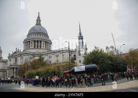 London, Großbritannien. November 2024. Ein Wagen, der fünf der Lord Mayor, acht Lackierfirmen repräsentiert, die auf der Paraderoute in der St. Paul's Cathedral zu sehen sind. Die Lord Mayor's Parade dreht sich um eine drei Meilen lange Prozession, die in der Guildhall beginnt, eine Tradition, die um 1215 in der Ära von König Johannes begann. Der 696. Lord Mayor of London wird Alderman Alastair King of the Queenhithe Ward sein, der sein Amt in der Silent Ceremony am Tag vor der Lord Mayor's Show übernahm. Quelle: SOPA Images Limited/Alamy Live News Stockfoto