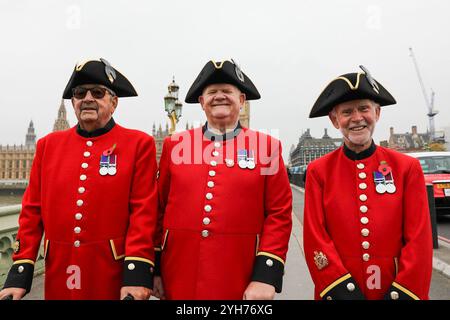 London, UK, 10. November 2024. Chelsea Rentner posieren für Fotos auf der Westminster Bridge. Quelle: James Willoughby/ALAMY Live News Stockfoto