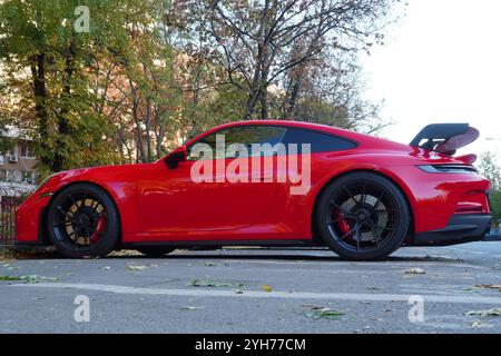 Bukarest, Rumänien – 4. November 2024: Nahaufnahme des roten Porsche GT3-Autos in Wohngegend Stockfoto