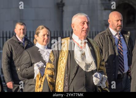 Sir Lindsay Hoyle Abgeordneter (Sprecher des House of Commons) verließ die St. Maragaret's Church in einer Prozession, nachdem er die Gedenkfeier für die ehemalige SPE besucht hatte Stockfoto