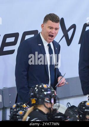 Landshut, Deutschland. November 2024. Jeff MacLeod, DEB Damen Trainer, Trainer, beim Frauenspiel DEUTSCHLAND - UNGARN 3-1 DEB EISHOCKEY DEUTSCHLAND CUP in Landshut, Deutschland, 9. November 2024, Saison 2024/2025. Fotograf: ddp Images/STAR-Images Credit: ddp Media GmbH/Alamy Live News Stockfoto