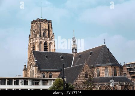 Außenansicht der Grote von Sint-Laurenskerk, eine protestantische Kirche und das einzige Überbleibsel der mittelalterlichen Stadt Rotterdam. Stockfoto