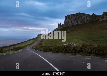 An der Südküste von Flores, Azoren, steht diese Felsformation, bekannt als Rocha dos Frades, was auf Portugiesisch „Felsen der Mönche“ bedeutet. Bei näherem Stockfoto