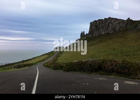 An der Südküste von Flores, Azoren, steht diese Felsformation, bekannt als Rocha dos Frades, was auf Portugiesisch „Felsen der Mönche“ bedeutet. Bei näherem Stockfoto