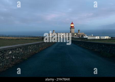 Der Leuchtturm Ponta do Albernaz ist ein Leuchtturm, der sich entlang der Klippen von Ponta do Albernaz in der nördlichen Gemeinde Ponta Delgada auf der Insel o befindet Stockfoto