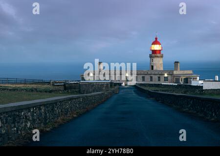 Der Leuchtturm Ponta do Albernaz ist ein Leuchtturm, der sich entlang der Klippen von Ponta do Albernaz in der nördlichen Gemeinde Ponta Delgada auf der Insel o befindet Stockfoto