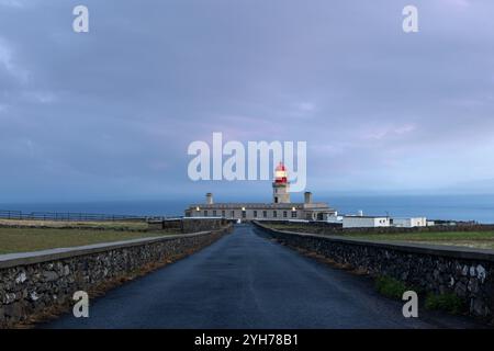 Der Leuchtturm Ponta do Albernaz ist ein Leuchtturm, der sich entlang der Klippen von Ponta do Albernaz in der nördlichen Gemeinde Ponta Delgada auf der Insel o befindet Stockfoto