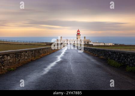 Der Leuchtturm Ponta do Albernaz ist ein Leuchtturm, der sich entlang der Klippen von Ponta do Albernaz in der nördlichen Gemeinde Ponta Delgada auf der Insel o befindet Stockfoto