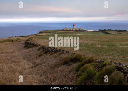 Der Leuchtturm Ponta do Albernaz ist ein Leuchtturm an den Klippen von Ponta do Albernaz in der nördlichen Gemeinde Ponta Delgada. Stockfoto