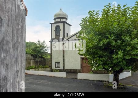 Auf der Insel Flores im Azoren-Archipel ist das kleine Dorf Mosteiro die kleinste Zivilpfarrei der Gemeinde Lajes das Flores. Stockfoto