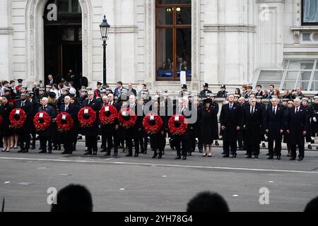 (Von links nach rechts) Innenministerin Yvette Cooper, Außenminister David Lammy, Sprecher des House of Lords, Lord McFall, Sprecher des House of Commons, Sir Lindsay Hoyle, DUP-Führer Gavin Robinson, NP Westminster-Führer Stephen Flynn, Führer der Liberaldemokraten Sir Ed Davey, Vorsitzender der Konservativen Partei Kemi Badenoch, Premierminister Sir Keir Starmer, ehemaliger Premierminister Blaesa May, ehemaliger Premierminister David Cameron, ehemaliger Premierminister, ehemaliger Premierminister Tony Brown und der ehemalige Premierminister John Major, während der Gedenkfeier am Sonntag im Cenotaph in London. P Stockfoto