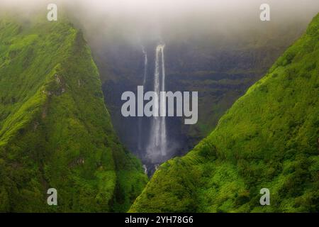 Auf Flores Island auf den Azoren fallen die Wasserfälle Ribeira do Ferreiro und Ribeira Grande wie ein majestätischer Vorhang über eine fast senkrechte Klippe hinunter Stockfoto