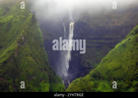 Auf Flores Island auf den Azoren fallen die Wasserfälle Ribeira do Ferreiro und Ribeira Grande wie ein majestätischer Vorhang über eine fast senkrechte Klippe hinunter Stockfoto