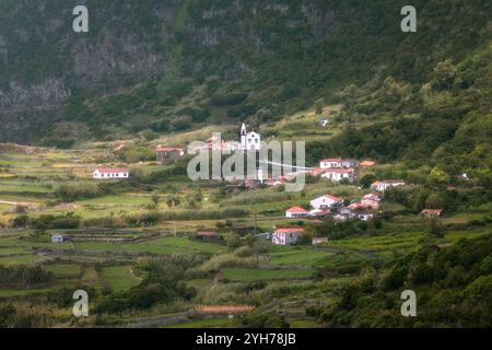 In der Gemeinde Lajes das Flores, im portugiesischen Archipel der Azoren, liegt Fajã Grande. Insbesondere hat sie die Unterscheidung des Seins Stockfoto