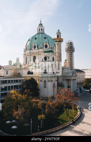 Karlskirche in Wien an einem schönen Herbsttag. Berühmter Ort und Wahrzeichen. Lage eines der authentischsten Weihnachtsmärkte Österreichs Stockfoto