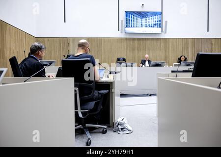 AMSTERDAM - Aktivist Frank van der Linde (2. L) vor Gericht in Amsterdam wegen eines Schnellverfahrens gegen die in Amsterdam geltende Dringlichkeitsverordnung. Die Verordnung verbietet die Durchführung von Demonstrationen. Laut Van der Linde widerspricht dies den bürgerlichen Freiheiten und der Verfassung. ANP ROBIN VAN LONKHUIJSEN niederlande aus - belgien aus Stockfoto