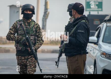 Srinagar, Indien. November 2024. Indische paramilitärische Soldaten sind in Alarmbereitschaft, während die Schießerei am Stadtrand von Srinagar stattfindet. Zwei bis drei Kommandos aus einer Elitegruppe der Indischen Armee wurden bei zwei weiteren Schussgefechten in der unruhigen Himalaya-Region verletzt. Polizeibeamte sagten, dass acht Militante, darunter fünf Ausländer, innerhalb einer Woche getötet wurden, während Regierungskräfte ihre Operationen in der Region intensivieren. Quelle: SOPA Images Limited/Alamy Live News Stockfoto