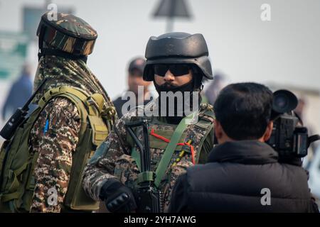 Srinagar, Indien. November 2024. Indische paramilitärische Soldaten sind in Alarmbereitschaft, während die Schießerei am Stadtrand von Srinagar stattfindet. Zwei bis drei Kommandos aus einer Elitegruppe der Indischen Armee wurden bei zwei weiteren Schussgefechten in der unruhigen Himalaya-Region verletzt. Polizeibeamte sagten, dass acht Militante, darunter fünf Ausländer, innerhalb einer Woche getötet wurden, während Regierungskräfte ihre Operationen in der Region intensivieren. (Foto: Faisal Bashir/SOPA Images/SIPA USA) Credit: SIPA USA/Alamy Live News Stockfoto