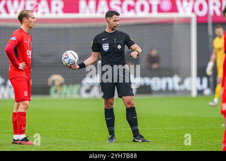 Almere, Niederlande. November 2024. ALMERE, NIEDERLANDE - 10. NOVEMBER: Schiedsrichter Marc Nagtegaal mit dem Ball während des niederländischen Eredivisie-Spiels zwischen Almere City FC und Feyenoord im Yanmar Stadion am 10. November 2024 in Almere, Niederlande. (Foto von Andre Weening/Orange Pictures) Credit: Orange Pics BV/Alamy Live News Stockfoto