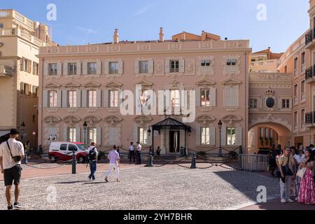 Schönes rosafarbenes Gebäude am Place du Palais, Palastplatz, Monte Carlo, Monaco, Südfrankreich, Französische Riviera Stockfoto