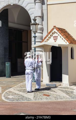 Wachwechsel im Fürstenpalast von Monaco, Prinzen Carabinieri in weißen Uniformen, Palastplatz, Monaco, Südfrankreich, Europa Stockfoto