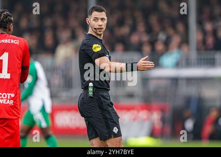 Almere, Niederlande. November 2024. ALMERE, NIEDERLANDE - 10. NOVEMBER: Schiedsrichter Marc Nagtegaal zeigt während des niederländischen Eredivisie-Spiels zwischen Almere City FC und Feyenoord im Yanmar Stadion am 10. November 2024 in Almere, Niederlande. (Foto von Andre Weening/Orange Pictures) Credit: Orange Pics BV/Alamy Live News Stockfoto