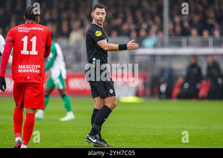 Almere, Niederlande. November 2024. ALMERE, NIEDERLANDE - 10. NOVEMBER: Schiedsrichter Marc Nagtegaal zeigt während des niederländischen Eredivisie-Spiels zwischen Almere City FC und Feyenoord im Yanmar Stadion am 10. November 2024 in Almere, Niederlande. (Foto von Andre Weening/Orange Pictures) Credit: Orange Pics BV/Alamy Live News Stockfoto