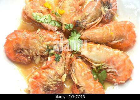 Frittierte, salzige Flussgarnelen mit Knoblauch und Pfeffer in Fischsauce auf einem Teller Stockfoto