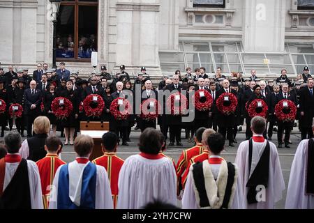 (Erste Reihe von links nach rechts) Innenministerin Yvette Cooper, Außenminister David Lammy, Sprecher des House of Lords, Lord McFall, Sprecher des House of Commons, Sir Lindsay Hoyle, DUP-Führer Gavin Robinson, SNP Westminster-Führer Stephen Flynn, Liberaldemokraten-Führer Sir Ed Davey, Konservative Party-Führer Kemi Badenoch und Premierminister Sir Keir Starmer während der Gedenkfeier in London. Bilddatum: Sonntag, 10. November 2024. Stockfoto